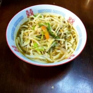 お昼の一人ご飯。残りものをのせてカレーうどん。